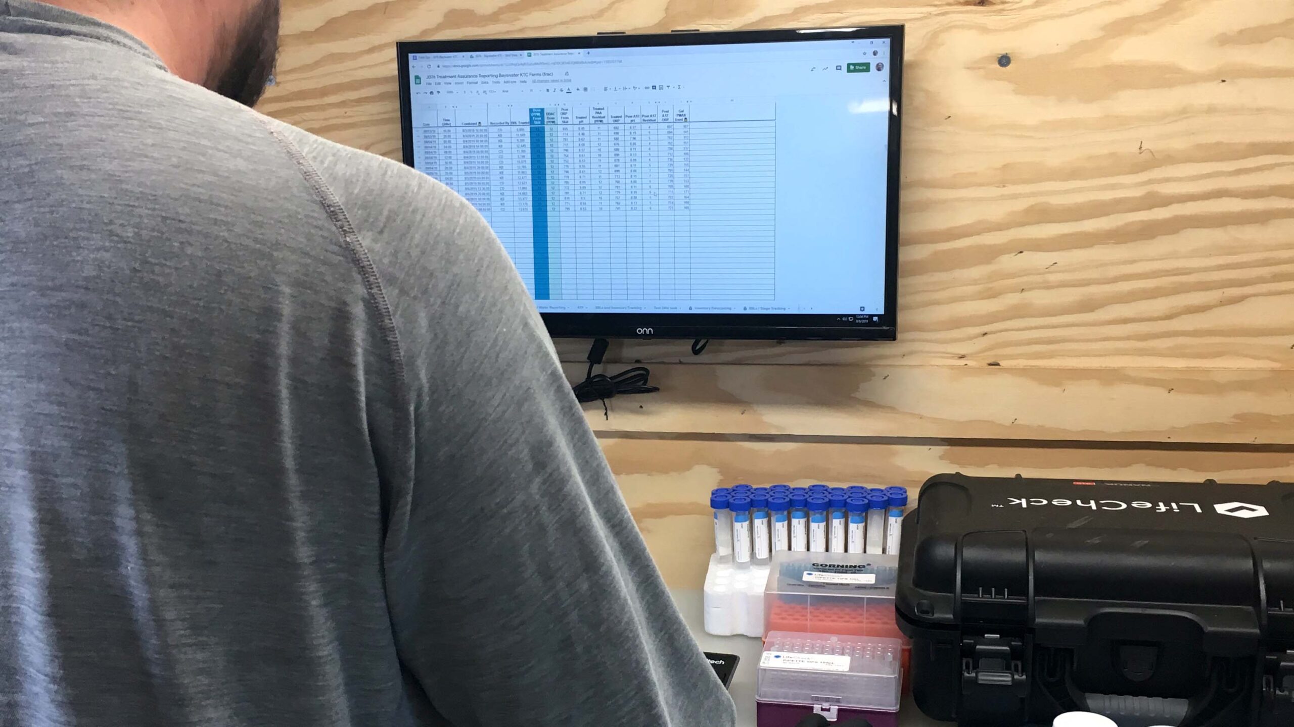 Informations Systems A Clean Chemistry operator enters data on-site.